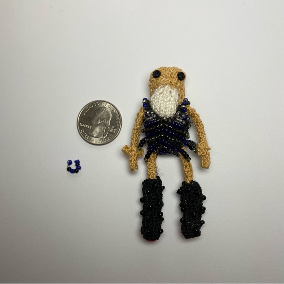 Microknitted Tiny Frog- Midnights - Picture 6 of 7